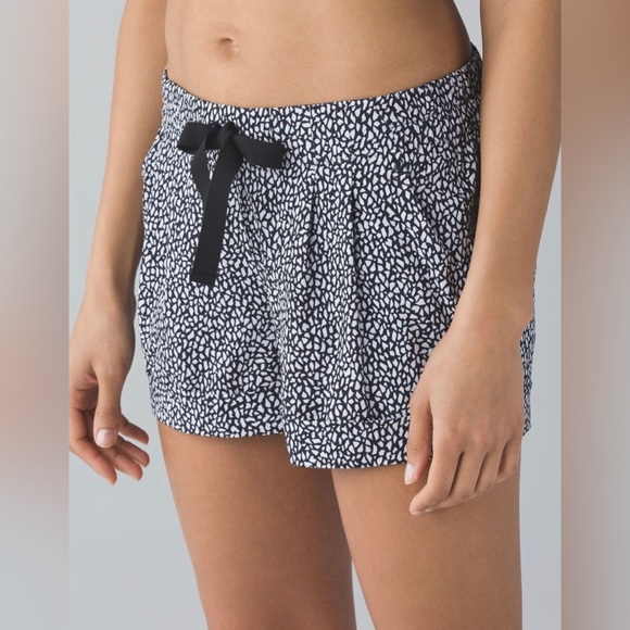🖤 Lululemon Spring Break Away Short
Miss Mosaic Black - Picture 2 of 11